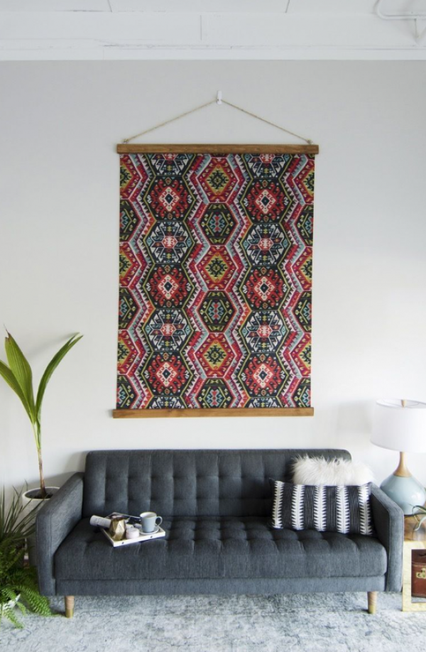 Dinding dengan Hiasan Tapis Kain